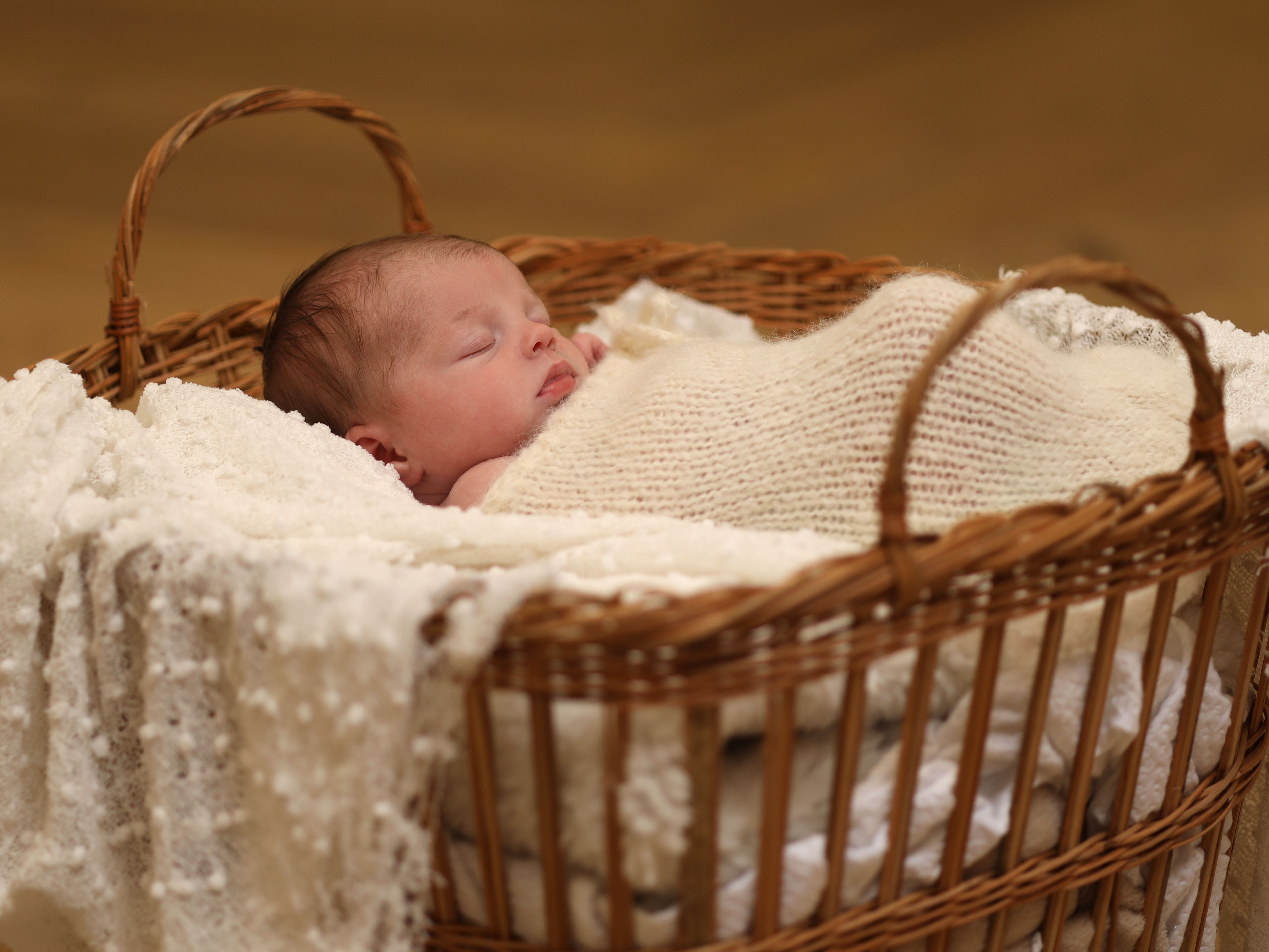 Baby liegt im Korb