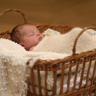 Baby liegt im Korb