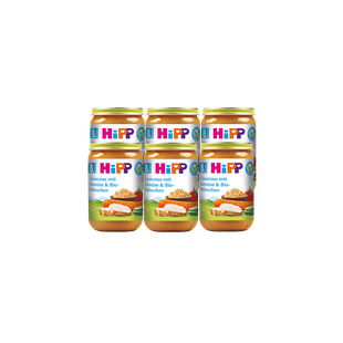 Sechserpack HiPP Bio-Babygläschen Couscous mit Gemüse und Bio-Hühnchen, 6 x 220 g, vor schwarzem Hintergrund