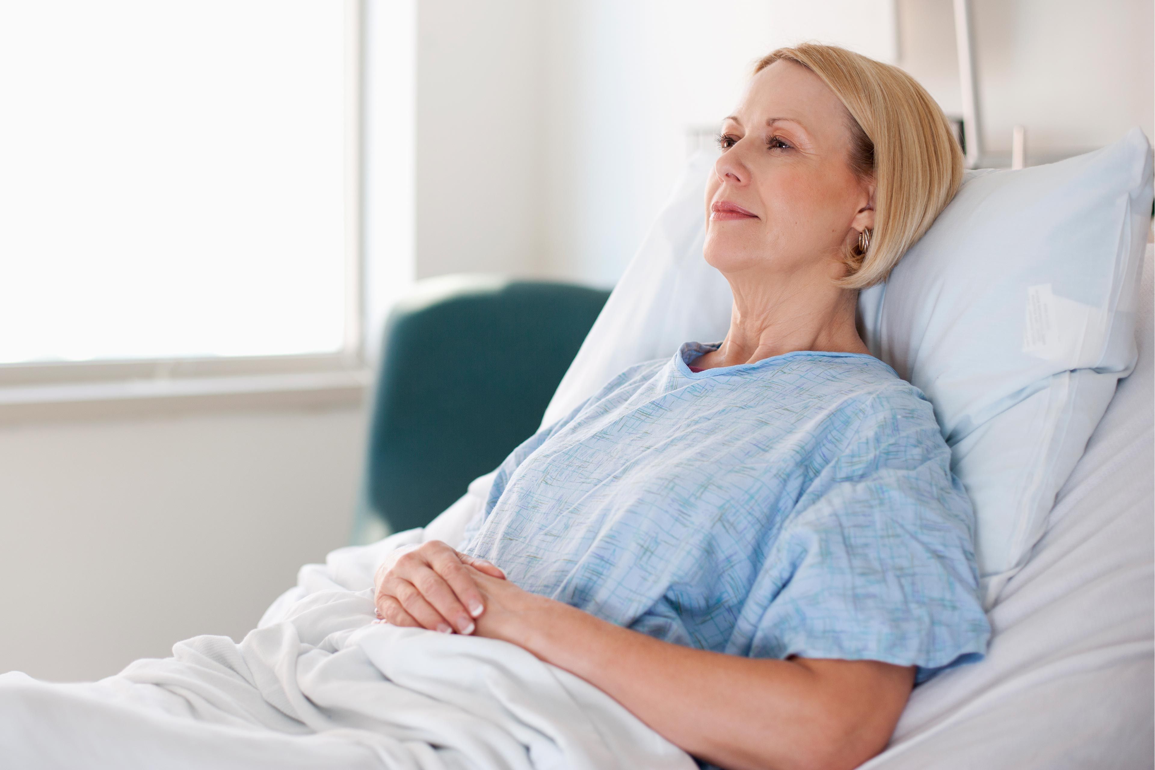 Ruhende Patientin im Krankenhausbett, entspannt liegend, symbolisiert verschiedene Krankheitsbilder und einfühlsame medizinische Betreuung.