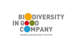 Logo der Initiative „Biodiversity in Good Company“ mit bunten Kreisen und dem Zusatz „Business and Biodiversity Initiative“