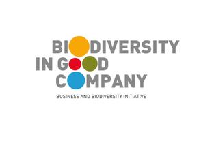 Logo der Initiative „Biodiversity in Good Company“ mit bunten Kreisen und dem Zusatz „Business and Biodiversity Initiative“