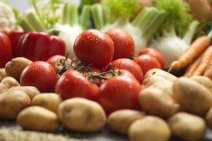 Frisches Bio-Gemüse mit Tomaten, Kartoffeln, Karotten und Paprika, steht für natürlichen, schonenden HiPP Bio-Gemüseanbau.