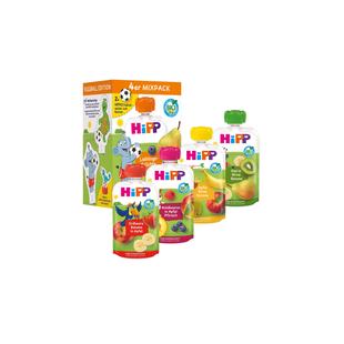Mehrere bunte Hipp Babybrei-Quetschbeutel vor einer Verpackung mit Tierillustrationen