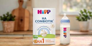 HiPP HA COMBIOTIK® HA 1 Anfangsnahrung Packung mit Babyflasche auf Holztisch in heller Küche