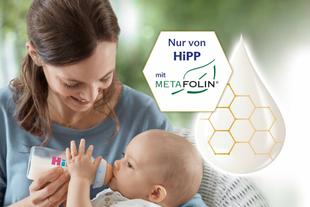 Eine Mutter, die ihr Baby mit einer HiPP-Flasche füttert, begleitet von einem Logo, das auf die Verwendung von Metafolin® hinweist.