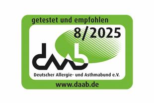 DAAB-Siegel in Grün mit Text „getestet und empfohlen 8/2025“, Logo Deutscher Allergie- und Asthmabund e. V. und Website www.daab.de