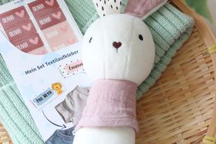 Stoffhase mit Namensschild