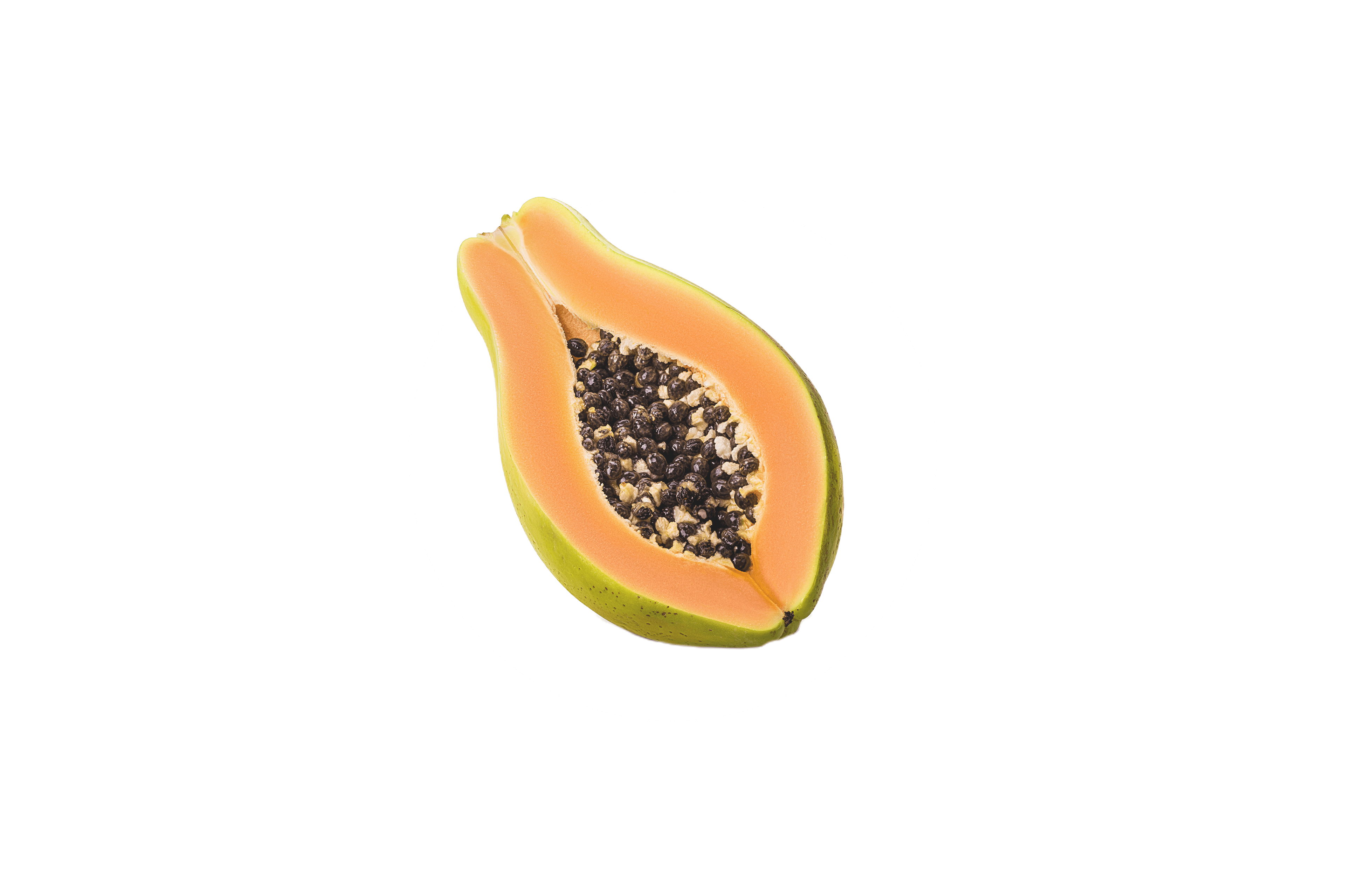 Eine aufgeschnittene Papaya, bei der die schwarzen Kerne freigelegt sind.