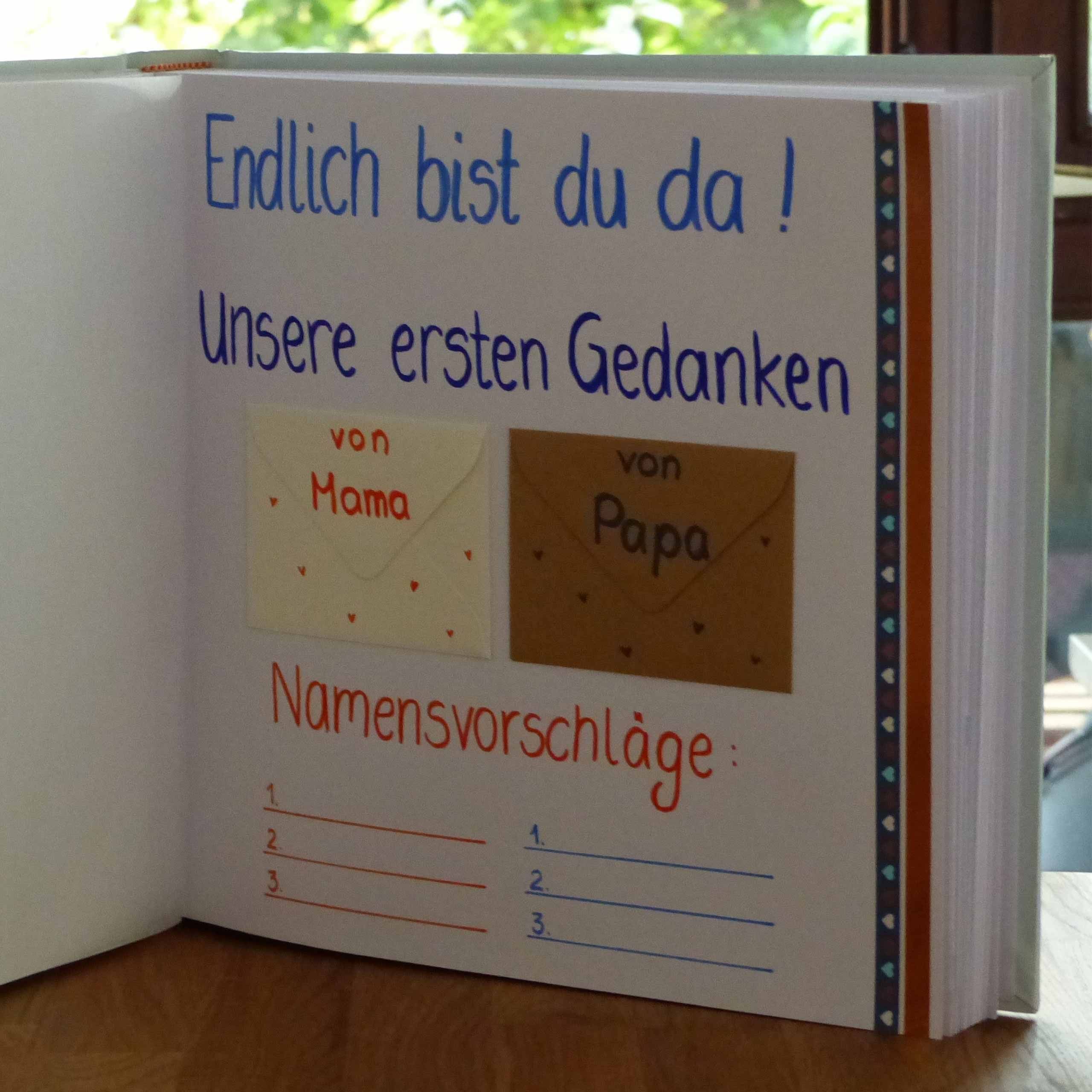 Ein handgefertigtes Büchlein mit dem Titel "Endlich bist du da!", was auf Englisch so viel wie "It's finally here!" bedeutet. Das Büchlein enthält eine zweispaltige Namensliste mit Platz für weitere Namen.