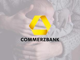 Baby wird liebevoll im Arm gehalten, darüber Commerzbank-Logo zum Mein Baby Sparbuch Vorteil