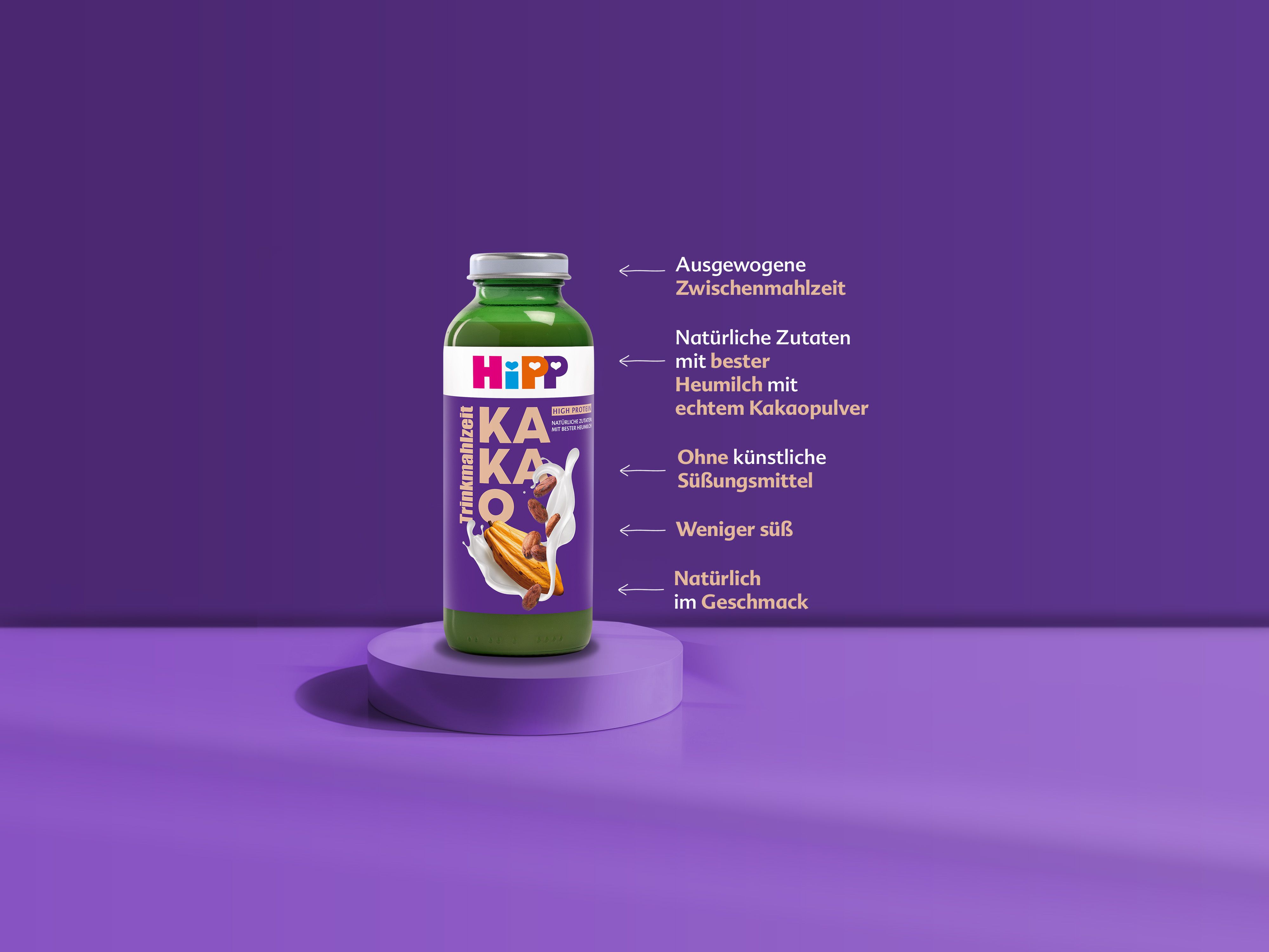 Flasche HiPP Trinkmahlzeit Kakao mit Text zu natürlichen Zutaten und weniger Süße vor lila Hintergrund