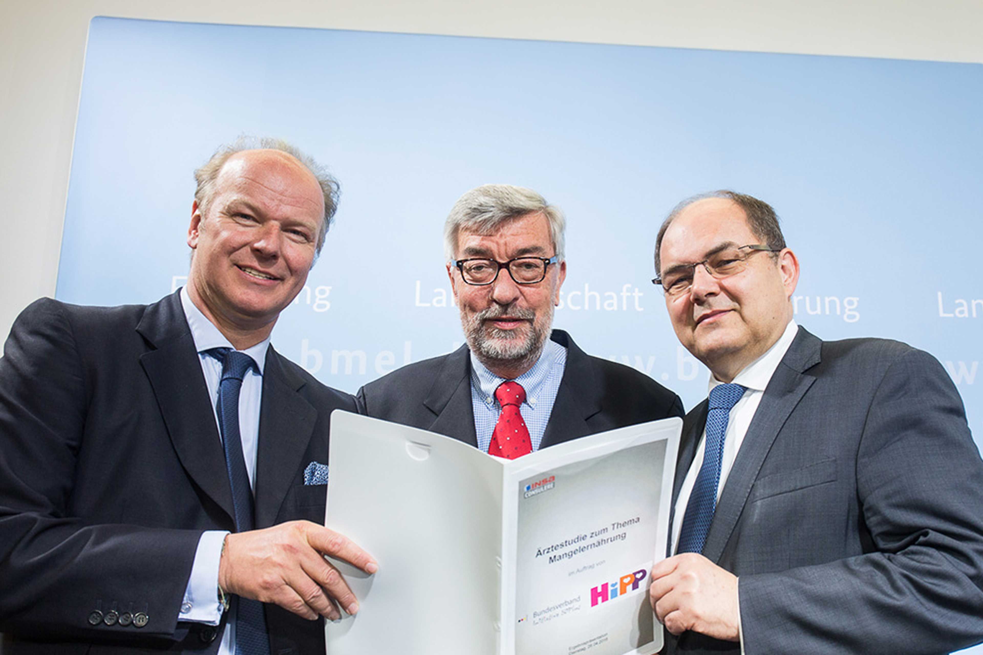 Stefan Hipp und Uwe-Matthias Müller übergeben die Ärztebefragung an Christian Schmidt, Bundesminister für Ernährung und Landwirtschaft.