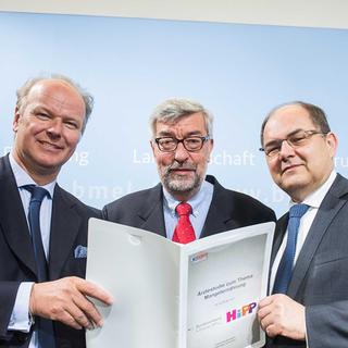 Stefan Hipp und Uwe-Matthias Müller übergeben die Ärztebefragung an Christian Schmidt, Bundesminister für Ernährung und Landwirtschaft.