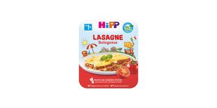 HiPP Lasagne Bolognese Beikost-Schale ab 1 Jahr mit Lasagneportion auf Teller und Tomaten auf der Verpackung