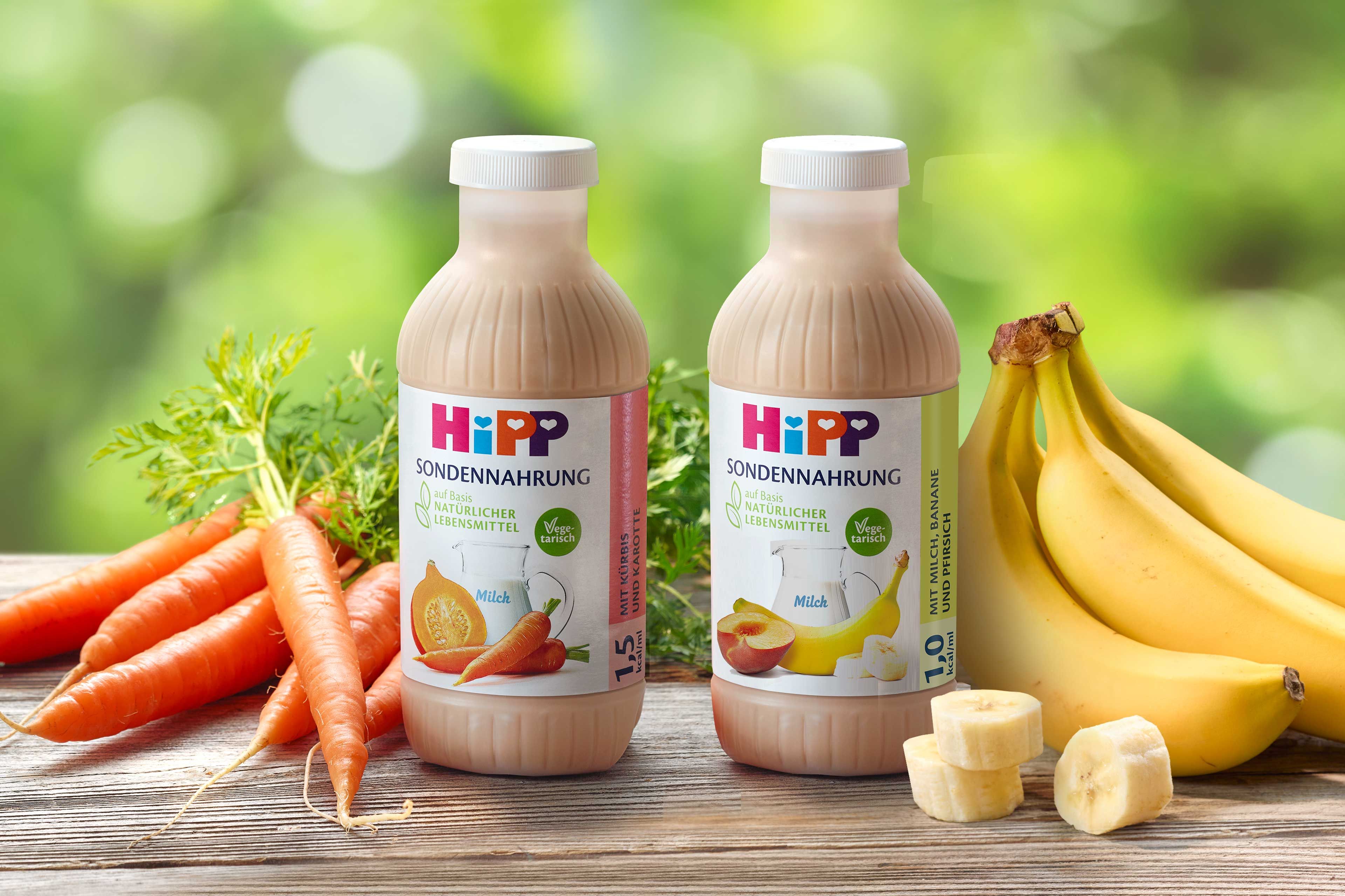 HiPP Sondennahrung Flaschen mit Karotte-Kürbis- und Milch-Banane-Pfirsich-Geschmack, arrangiert mit frischem Gemüse und Obst
