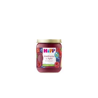 HiPP Bio-Gläschen „Waldfrüchte in Apfel“, rotes Fruchtpüree ab 5. Monat, ohne Zuckerzusatz auf weißem Hintergrund
