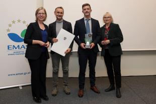 Vertreter von HiPP Gmunden nehmen gemeinsam mit Bundesministerin Leonore Gewessler und Staatssekretärin Bettina Hoffmann den Umweltmanagement-Preis 2024 für nachhaltige Unternehmensentwicklung entgegen.