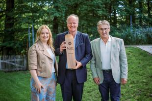 Stefan Hipp mit dem BeeWild-Award