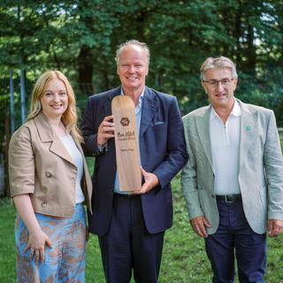 Stefan Hipp wird mit dem BeeWild-Award ausgezeichnet (Katrin Hohensinner-Häupl, Stefan Hipp, Manfred Hohensinner)