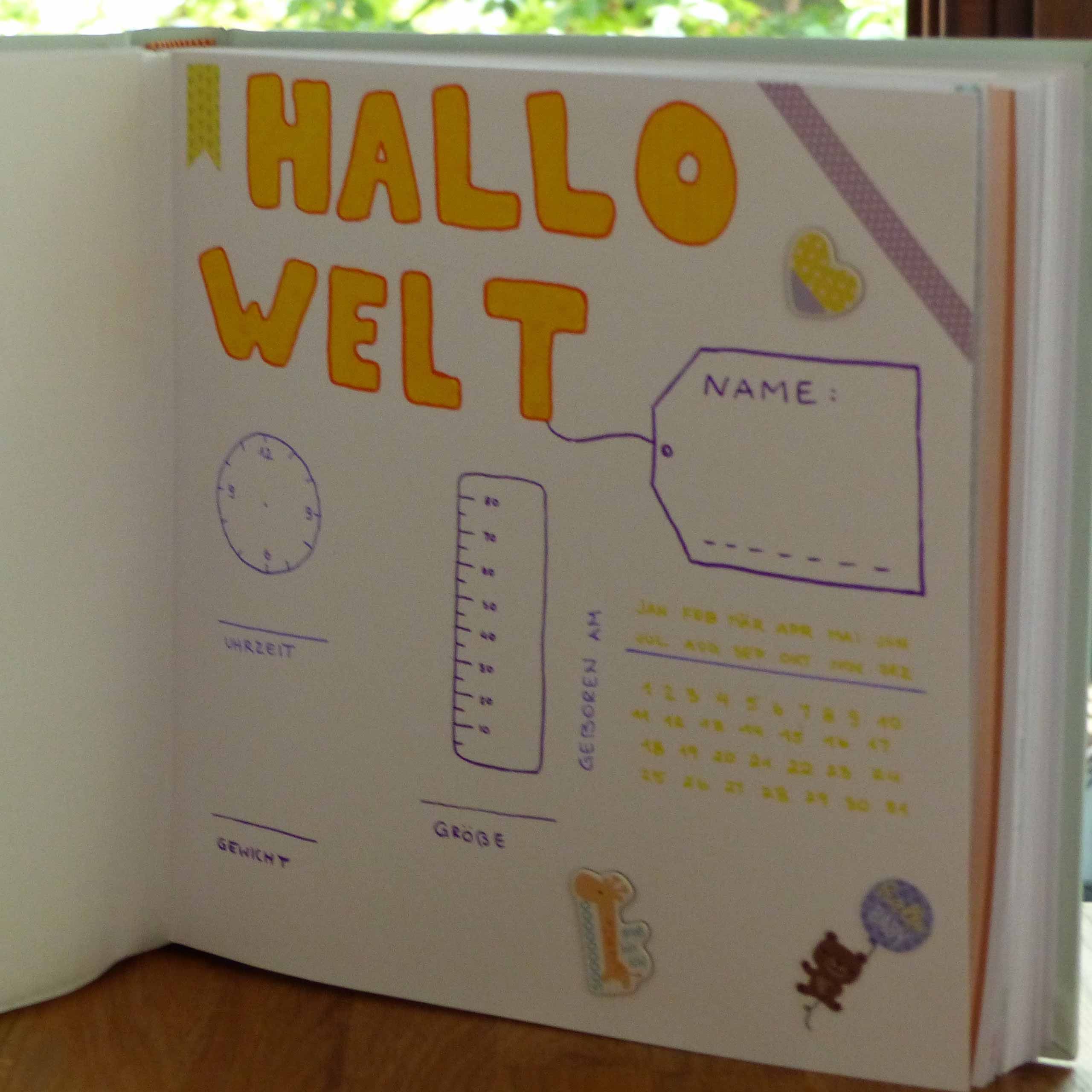 Eine handgezeichnete Journalseite mit dem Titel "HALLO WELT", mit verschiedenen Elementen wie einer Uhr, einem Thermometer, einem Eingabefeld für den Namen, einem Kalender und einigen dekorativen Aufklebern.