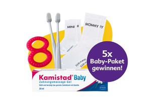 Kamistad Baby Zahnungsmassage-Gel mit zwei Zahnbürsten, zwei weißen Babysocken und einer roten Zahl 8, daneben ein lila Kreis mit dem Text '5x Baby-Paket gewinnen!'