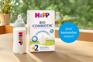 HiPP 2 BIO COMBIOTIK® Folgemilch-Packung mit gefüllter Babyflasche daneben und Hinweis „Jetzt kostenlos testen!“