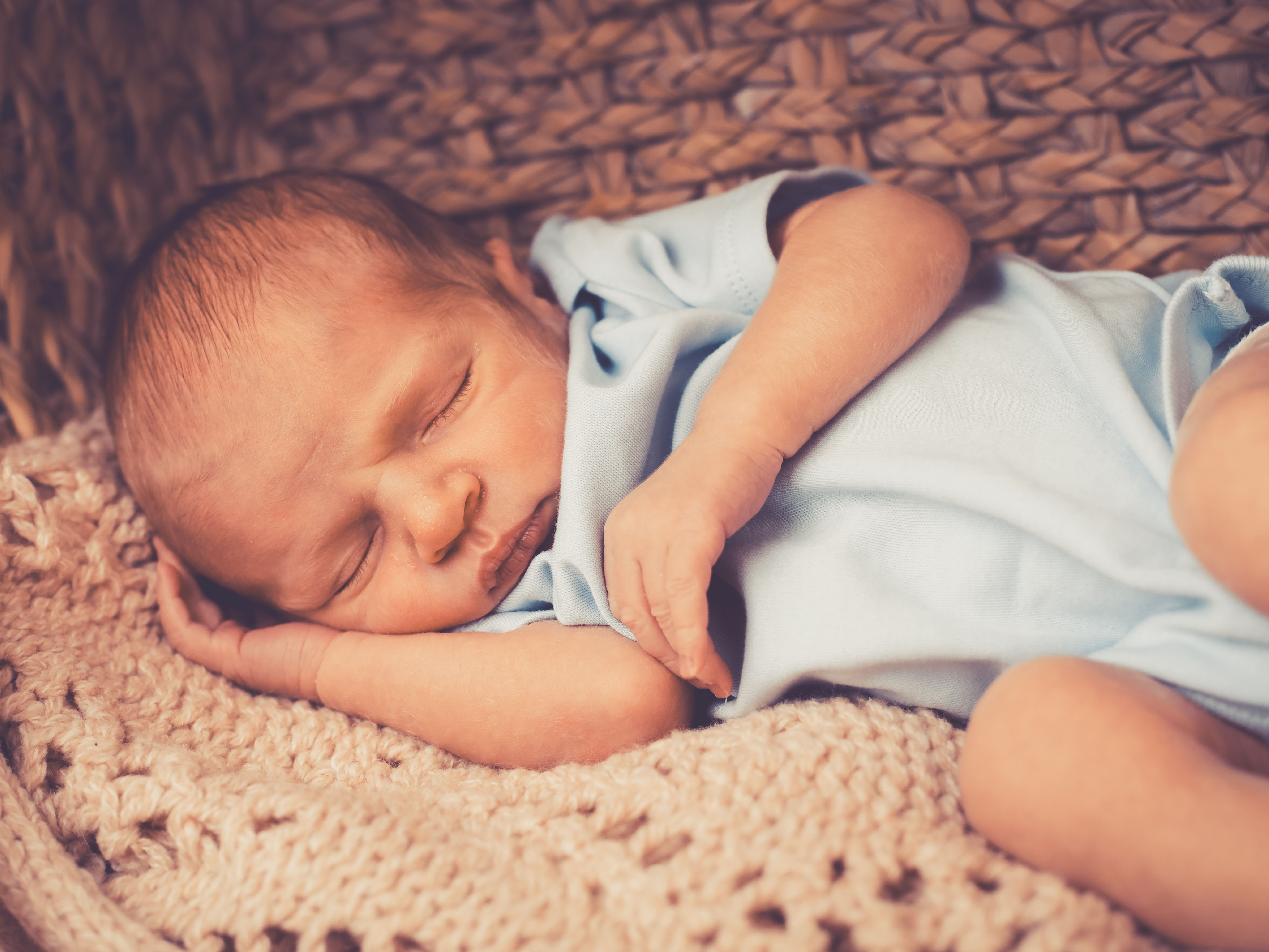 Baby schläft auf einer Decke
