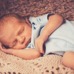 Baby schläft auf einer Decke
