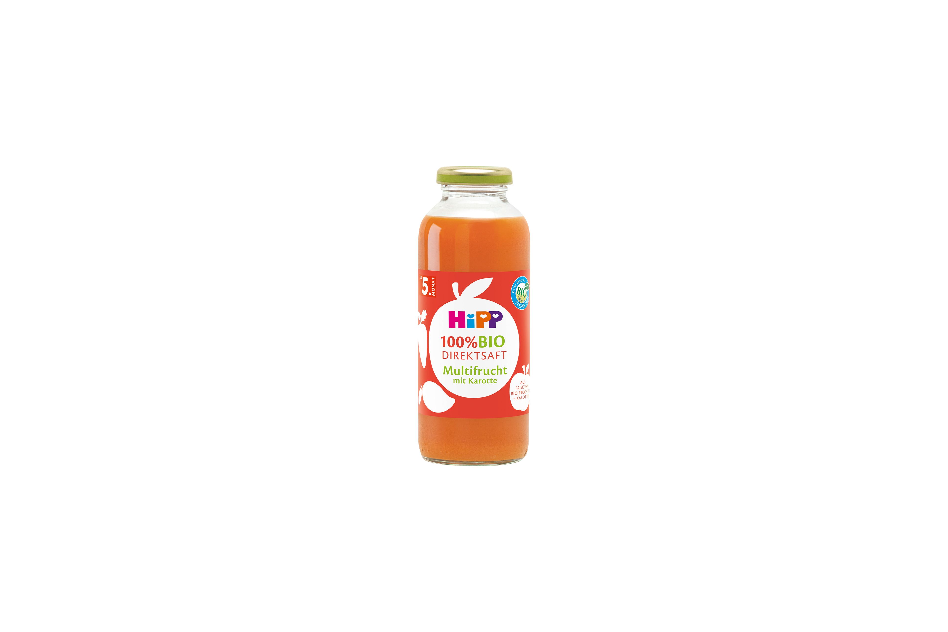 HiPP 100% Bio Direktsaft Multifrucht mit Karotte in Glasflasche mit orangefarbenem Saft auf weißem Hintergrund
