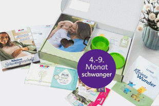 Geöffnete HiPP Mein BabyClub Geschenkbox mit Broschüren, Proben und grünen Dosen für Schwangere im 4.–9. Monat
