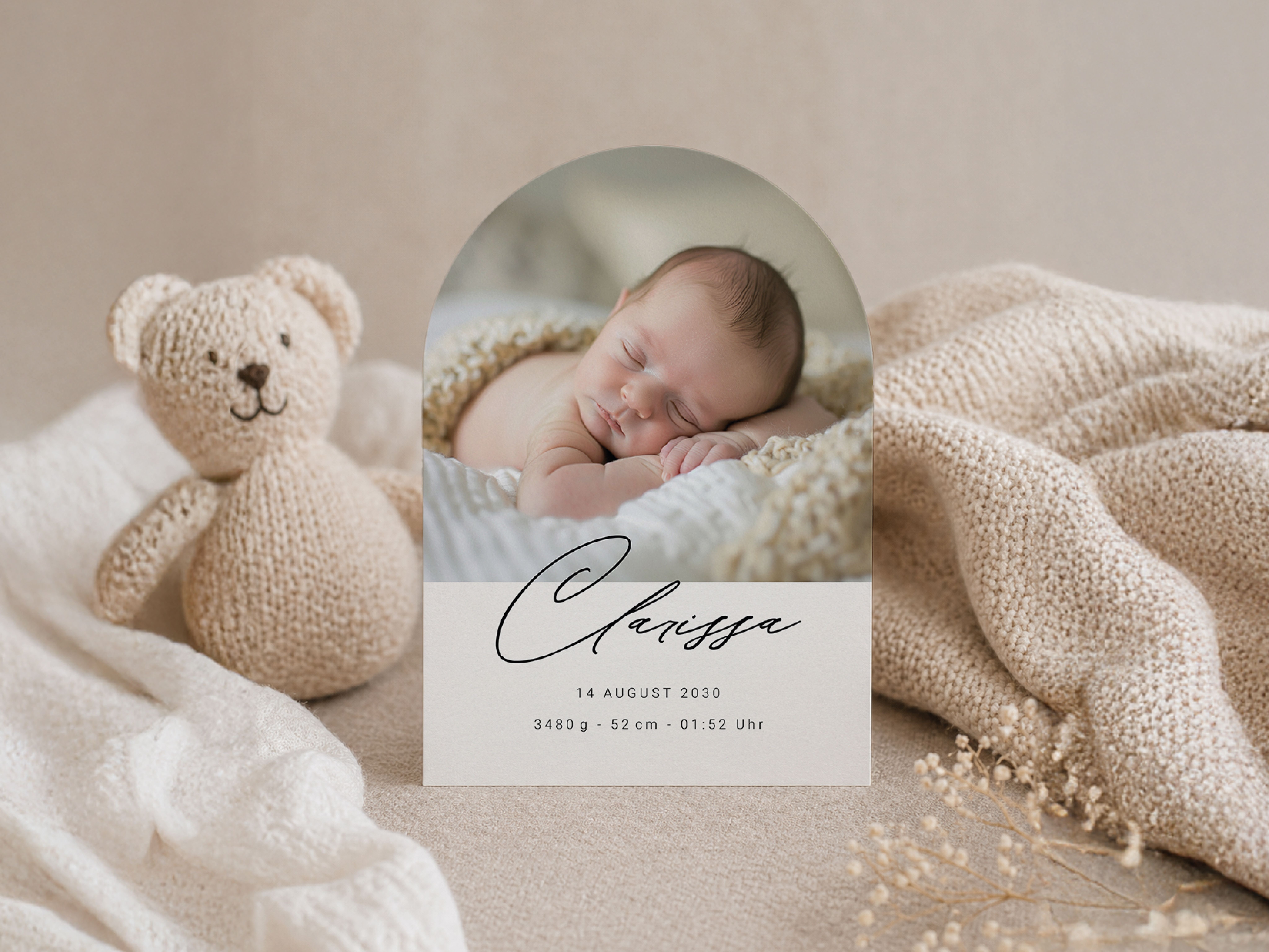 Babykarte mit Teddy daneben