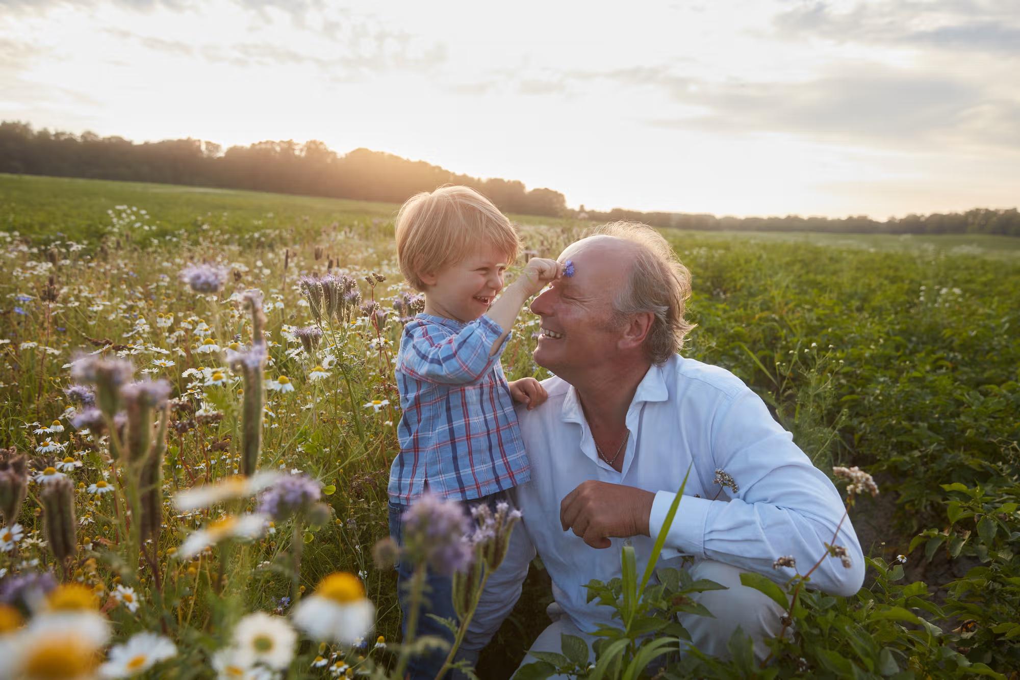 Stefan HiPP und sein Sohn auf einer Wiese voller Wildblumen