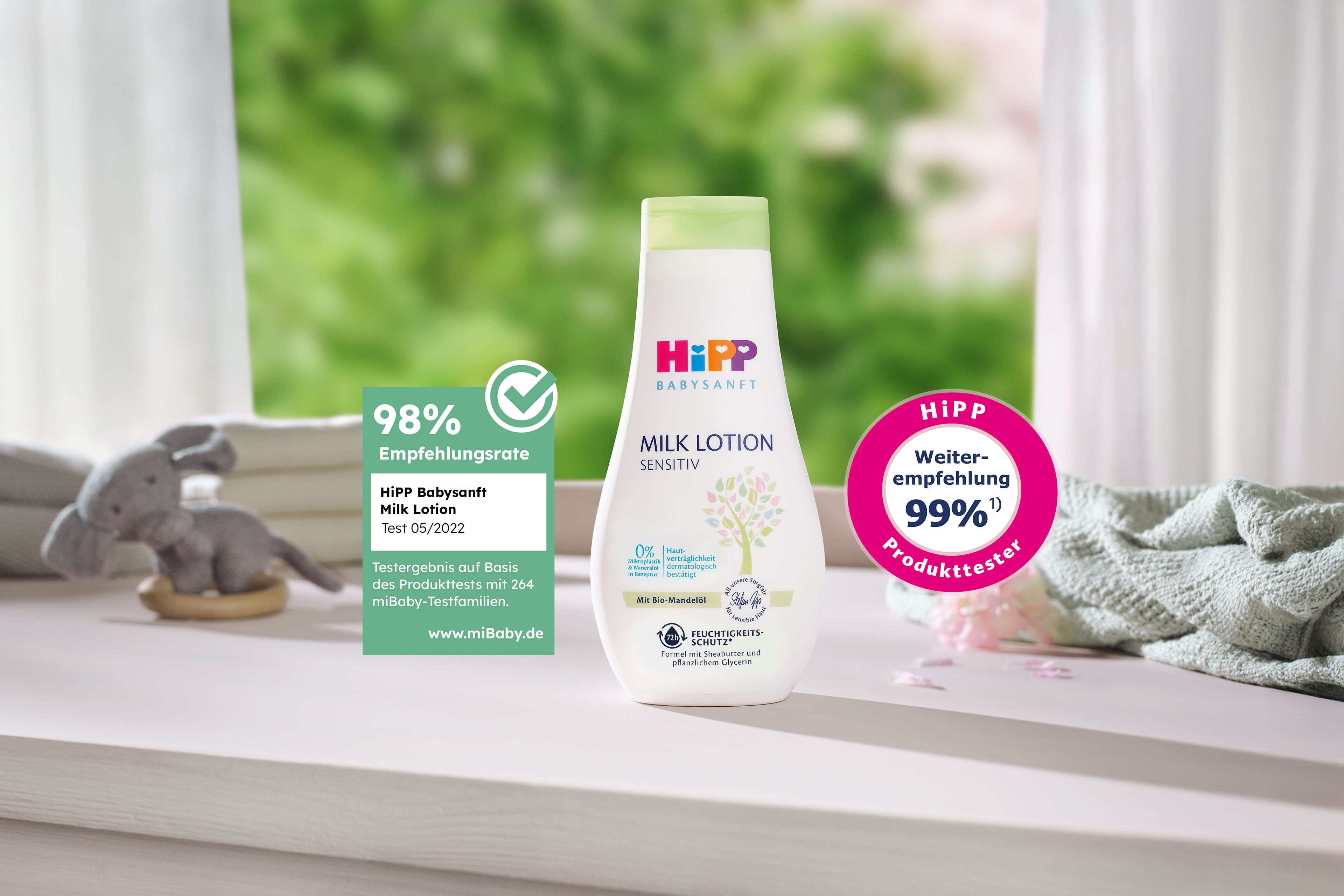 HiPP Babysanft Milk Lotion steht auf einem Wickeltisch, daneben Siegel mit 98 % Empfehlungsrate und 99 % Weiterempfehlung.