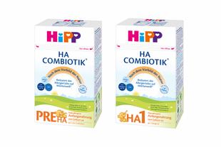 Zwei Packungen HiPP HA COMBIOTIK® PRE HA und HA1 hypoallergene Anfangsnahrung mit Aufdruck „Nach dem Vorbild der Natur“.
