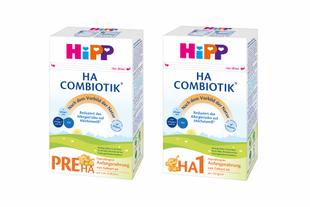 Zwei Packungen HiPP HA COMBIOTIK® PRE HA und HA1 hypoallergene Anfangsnahrung mit Aufdruck „Nach dem Vorbild der Natur“.