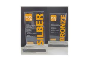 Zwei POS-Marketing-Awards in Silber und Bronze auf transparenten Sockeln, Auszeichnungen für HiPP POS-Kampagnen 2010.