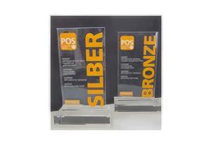 Zwei POS-Marketing-Awards in Silber und Bronze auf transparenten Sockeln, Auszeichnungen für HiPP POS-Kampagnen 2010.