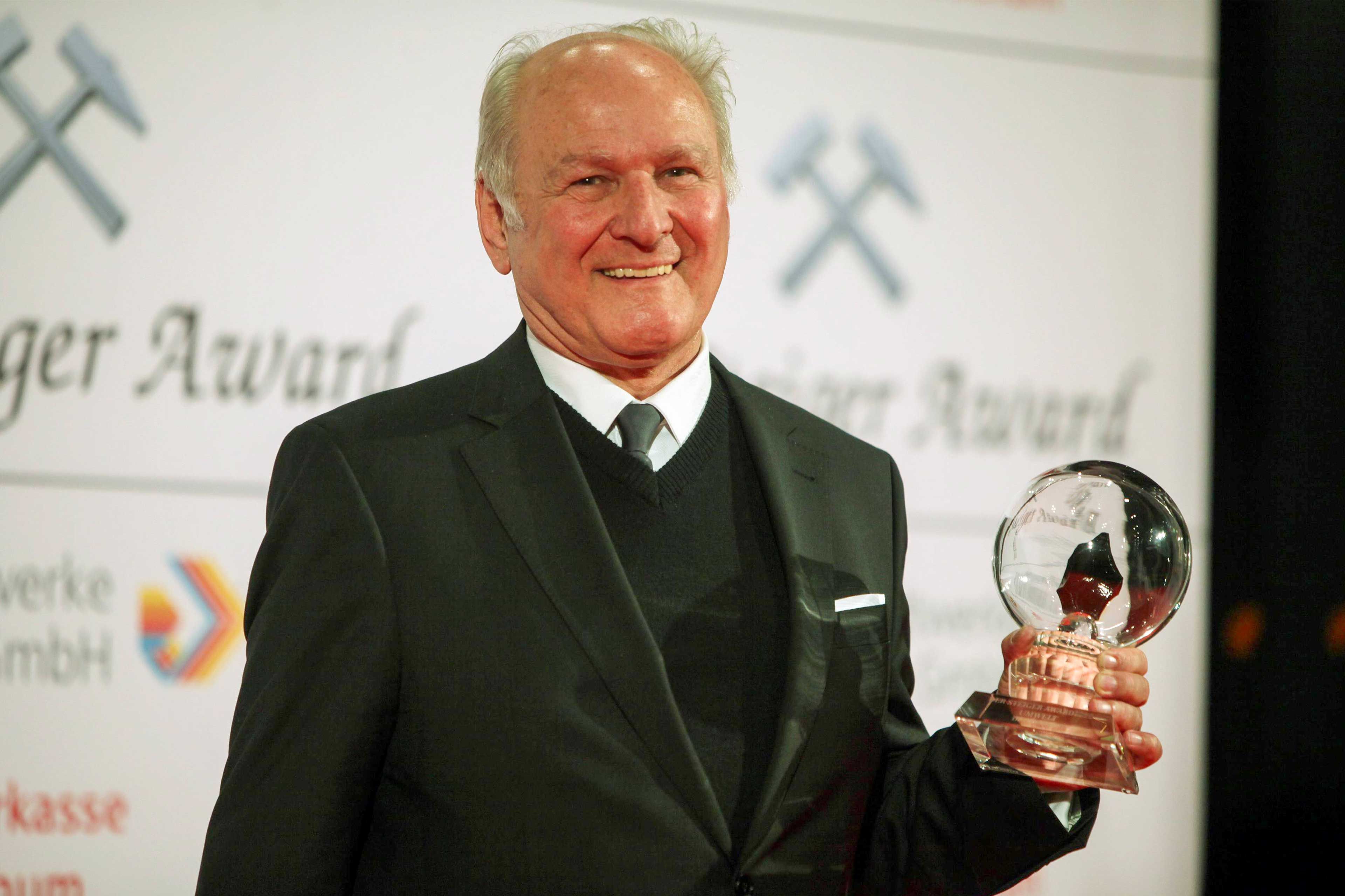 Claus Hipp mit dem Steiger Award in der Hand