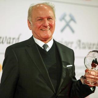 Claus Hipp mit dem Steiger Award in der Hand