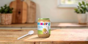 HiPP Bio Pasta à la Carbonara im 190-g-Glas mit Löffel auf einem Holztisch