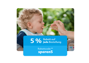 Kleinkind mit lockigem Haar wird mit einem Löffel gefüttert, davor ein blauer Kasten mit dem Text '5 % Rabatt auf jede Bestellung Rabattcode:** sparen5'