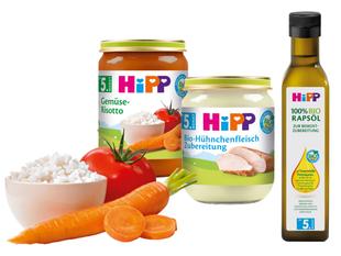 Eine Reihe von Babynahrungsprodukten der Marke "Hipp", begleitet von einer Flasche Olivenöl mit der Aufschrift "100% Bio Rapsol".
