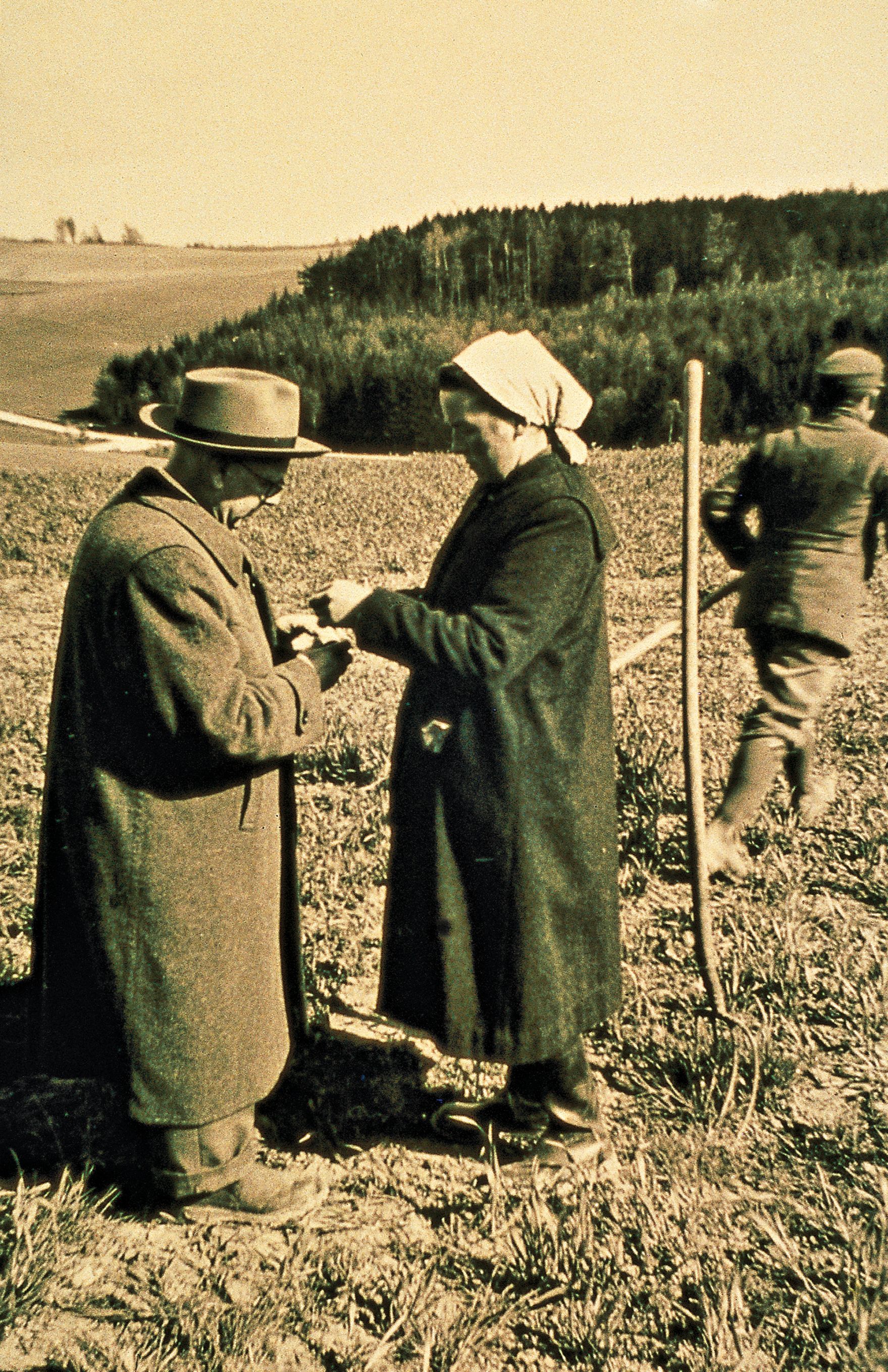Dr. Hans Müller (Bio-Pionier, Schweiz) mit Herrn und Frau Kolb (Leiter des Ehrensberger Hofs) auf dem Ehrensberger Hof
