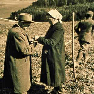 Dr. Hans Müller (Bio-Pionier, Schweiz) mit Herrn und Frau Kolb (Leiter des Ehrensberger Hofs) auf dem Ehrensberger Hof