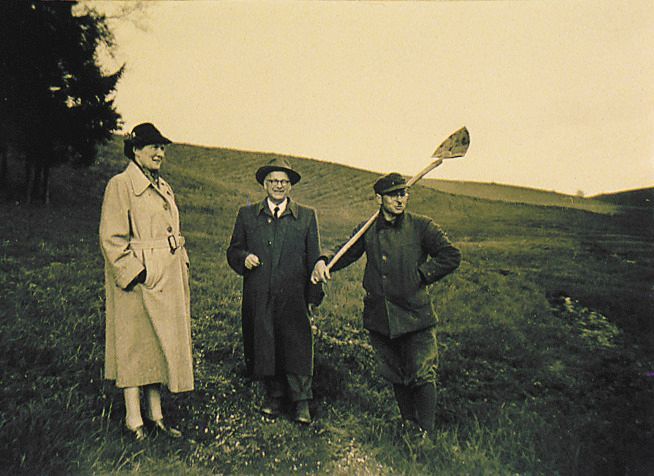 Georg und Anny Hipp auf einem Feld