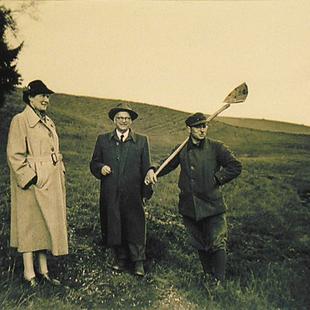 Georg und Anny Hipp auf einem Feld