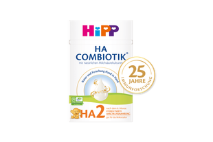 Packung HiPP HA COMBIOTIK® HA2 Folgemilch ab dem 6. Monat mit Siegel „25 Jahre Immunforschung“ auf schwarzem Hintergrund.