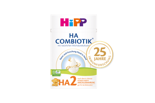 Packung HiPP HA COMBIOTIK® HA2 Folgemilch ab dem 6. Monat mit Siegel „25 Jahre Immunforschung“ auf schwarzem Hintergrund.