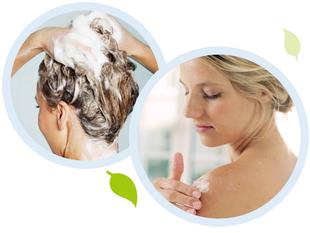 Eine Frau wäscht sich die Haare mit Shampoo und Spülung, eine andere trägt eine Creme auf ihre Haut auf.